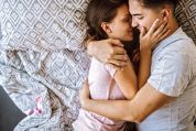 Verliebtes Pärchen kuschelt im Bett Verliebtes Pärchen kuschelt im Bett